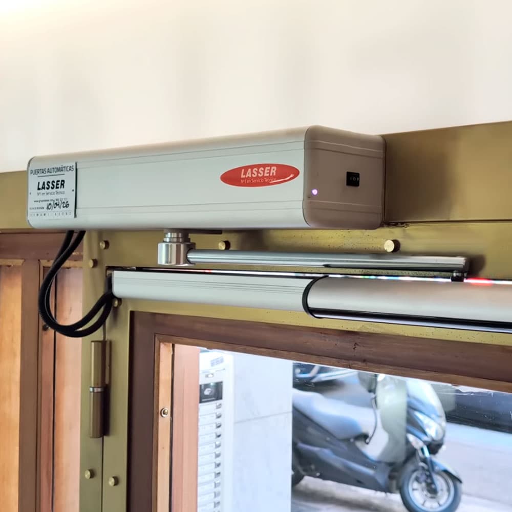 puerta-automatica-para-portal-en-comunidad-empresa-instalacion-madrid-presupuesto-gratis-aprimatic