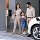 familia-con-cargador-de-coche-electrico-en-casa-lasser