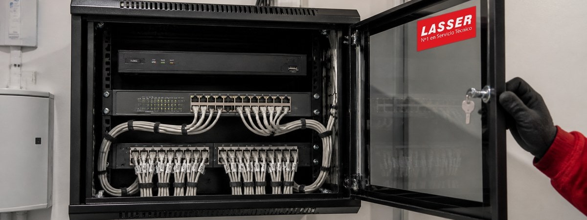 grabador-nvr-switch-poe-armario-tecnico-comunidad-vision-nocturna-infrarrojos-luz-blanca-camara-seguridad-portal-Cámaras de seguridad para comunidades en Madrid