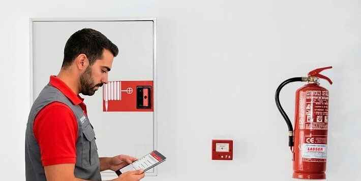 técnico revisando instalación de extintores y pci oct 2026 (Generado por IA)